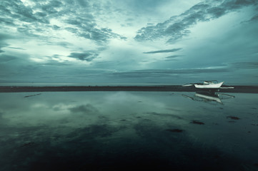 einsames boot auf dem meer
