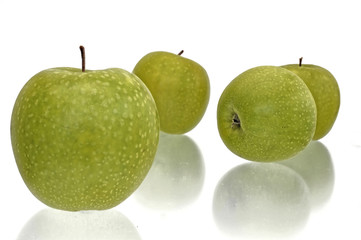 grüne frische Granny Smith Äpfel auf Weiß zum Freistellen