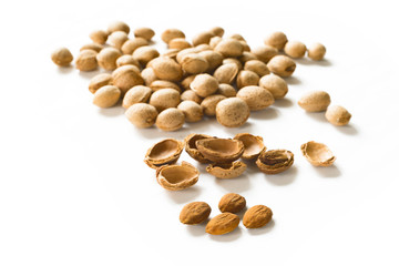 Mandorle sgusciate e intere