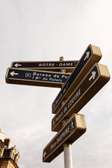 Paris - Wegweiser zu Sehenswürdigkeiten