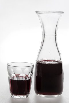 Caraffa e bicchiere di vino rosso