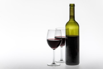 Bottiglia e bicchieri di vino rosso