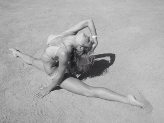 girl does the splits on the beach - obrazy, fototapety, plakaty