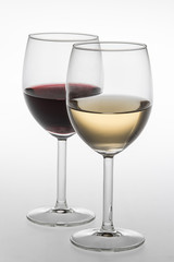 Bicchieri di vino bianco e rosso