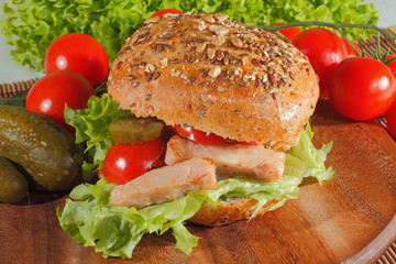 Körnerbrötchen mit gebratenem Hühnerfleisch