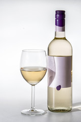 Bottiglia e bicchiere di vino bianco