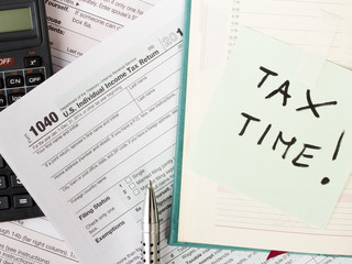 Obraz premium Close up U.S. Individual tax form 1040 with calculator and pen.