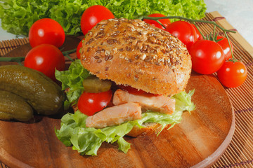 Körnerbrötchen mit gebratenem Hühnerfleisch