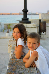 BAMBINI CON SFONDO DI MARE
