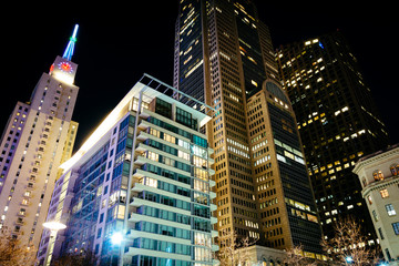 Obraz premium Cluster of skyscrapers at night, seen from Main Street Garden Pa