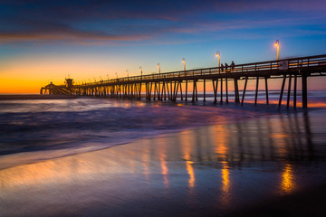Obraz premium The fishing pier seen after sunset, in Imperial Beach, Californi