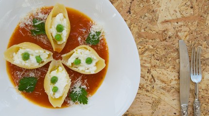 Italian pasta with ricotta cheese,green peas,and salsa