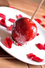 Pomme d'amour et pétales de roses