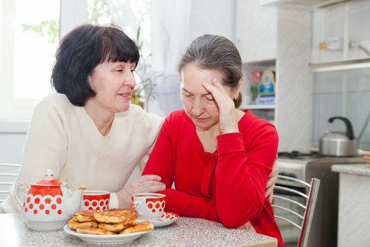  Mature Women Talking   In   Kitchen.