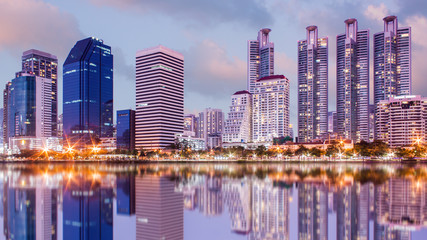 Obraz premium Benjakiti park at night with the city on a beautiful sky.