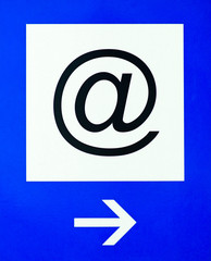 Email sign with direction arrow