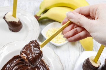 How to make chocolate dipped bananas - tutorial