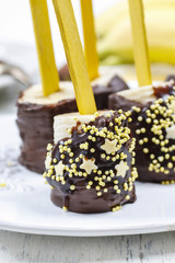 How to make chocolate dipped bananas - tutorial