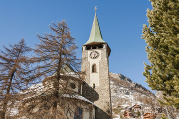 Fototapeta na wymiar Zermatt, Bergdorf, Dorfkirche, Walliser Alpen, Winter, Schweiz