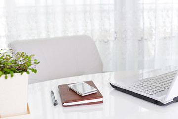 ノートパソコンとスマートフォン