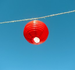 Obraz premium Chinese red lanterns against blue sky