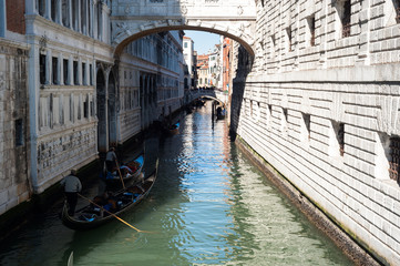 Fototapeta na wymiar Classical picture of the venetian canals with gondola
