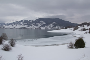 Fototapeta na wymiar Inverno al lago
