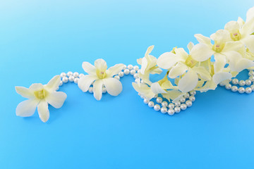 美しい花とアクセサリー