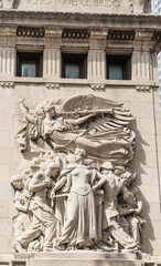 Obraz premium Carving on Michigan Avenue Bridge