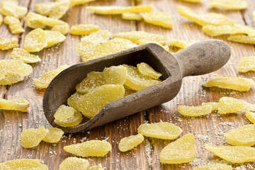 Imbir w cukrze na drewnianej łyżce