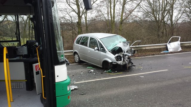 Schwerer Unfall mit PKW und einem Linienbus