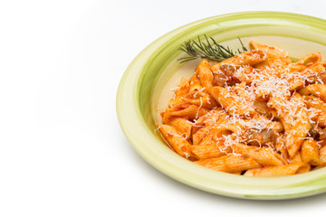 Mezze penne con salsa al pomodoro e formaggio