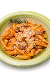 Mezze penne con salsa al pomodoro e formaggio