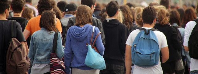 Fototapeta Grupo de jóvenes caminando por la calle obraz