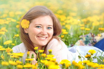 Freudige frau im blumenfeld 