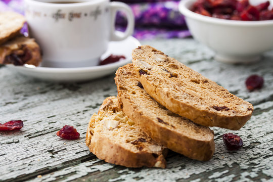 biscotti with dried cranberries and almonds