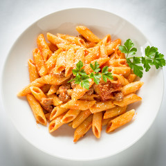 Mezze penne con carne suina e sugo, cucina italiana
