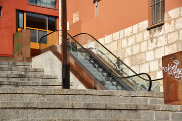 plaza con escaleras mecanicas en la parte vieja de burgos