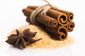 Obraz na płótnie Canvas Cinnamon sticks with pure cane brown sugar