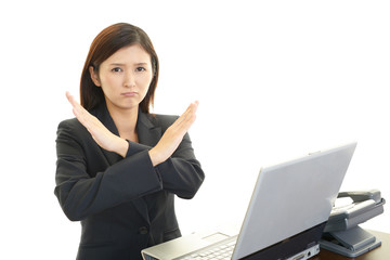 禁止の意思表示をする女性