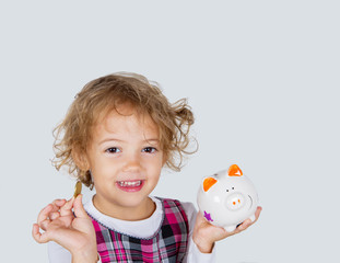 bambina con il salvadanaio