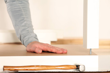 Obraz premium Holztisch Zusammenbau