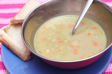 Erbsensuppe mit Speck