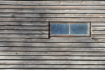 Ściana z oknem starej suszarni nasion w Polsce