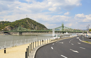 Vista sul lungo fiume e il ponte della Libertà di Budapest. 2