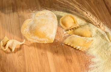 Raviolo a forma di cuore con della semola e spiga di grano