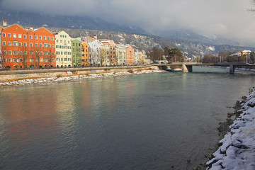 Obraz premium Innsbruck, e il fiume Inn alle prime luci