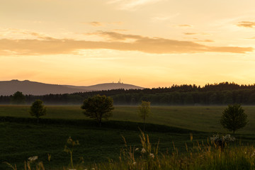 Harzlandschaft im Abendlicht mit Brocken