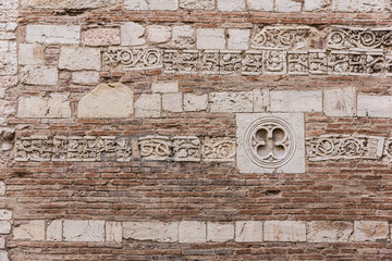 Muro di architettura antica decorato