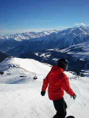 Snowboarder fährt den Berg hinab